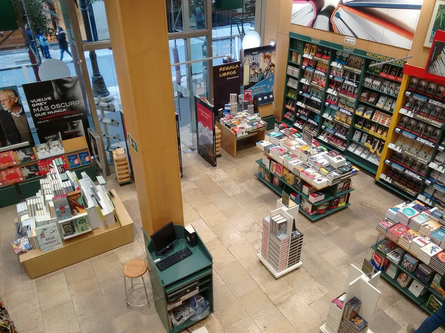 Foto interior del local de la casa del libro en Valencia, España