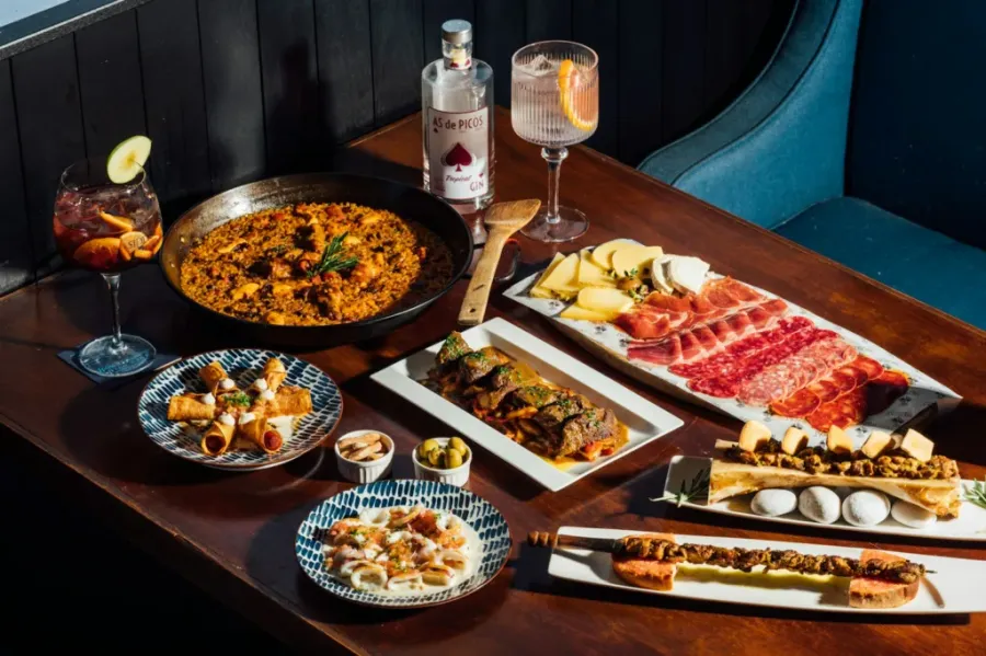 mejores libros de cocina española - a table with food and drinks on it