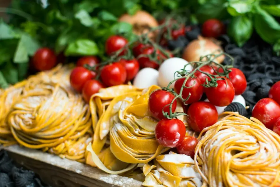 mejores libros de cocina italiana - yellow pasta and cherry tomatoes