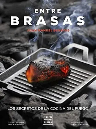 Portada de Entre brasas: Los secretos de la cocina del fuego