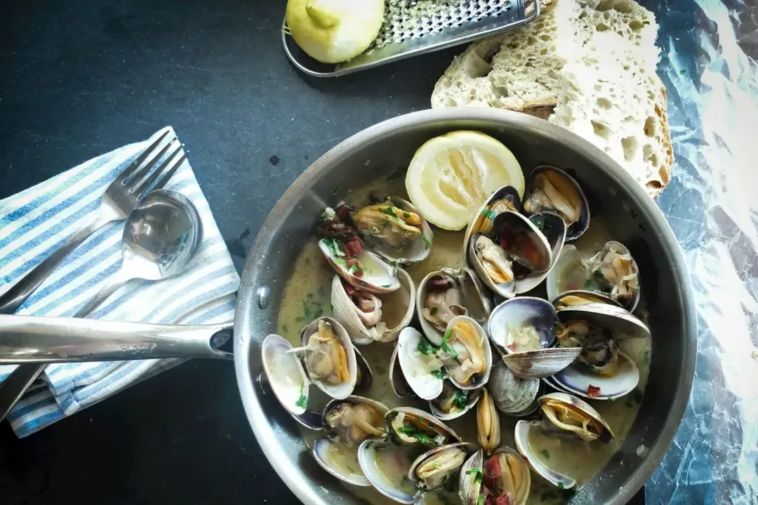 Almejas a la marinera, cocina española de la tradición de José Andrés