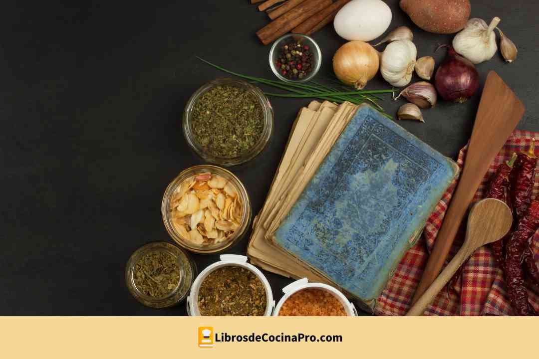 Libro de cocina antiguo con ingredientes encima de una mesa