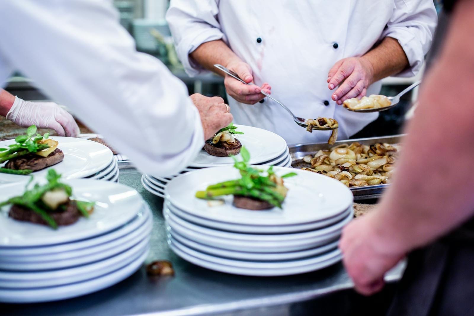 Habilidades de un jefe de cocina - Chefs prepare and plate gourmet dishes in a professional restaurant kitchen.